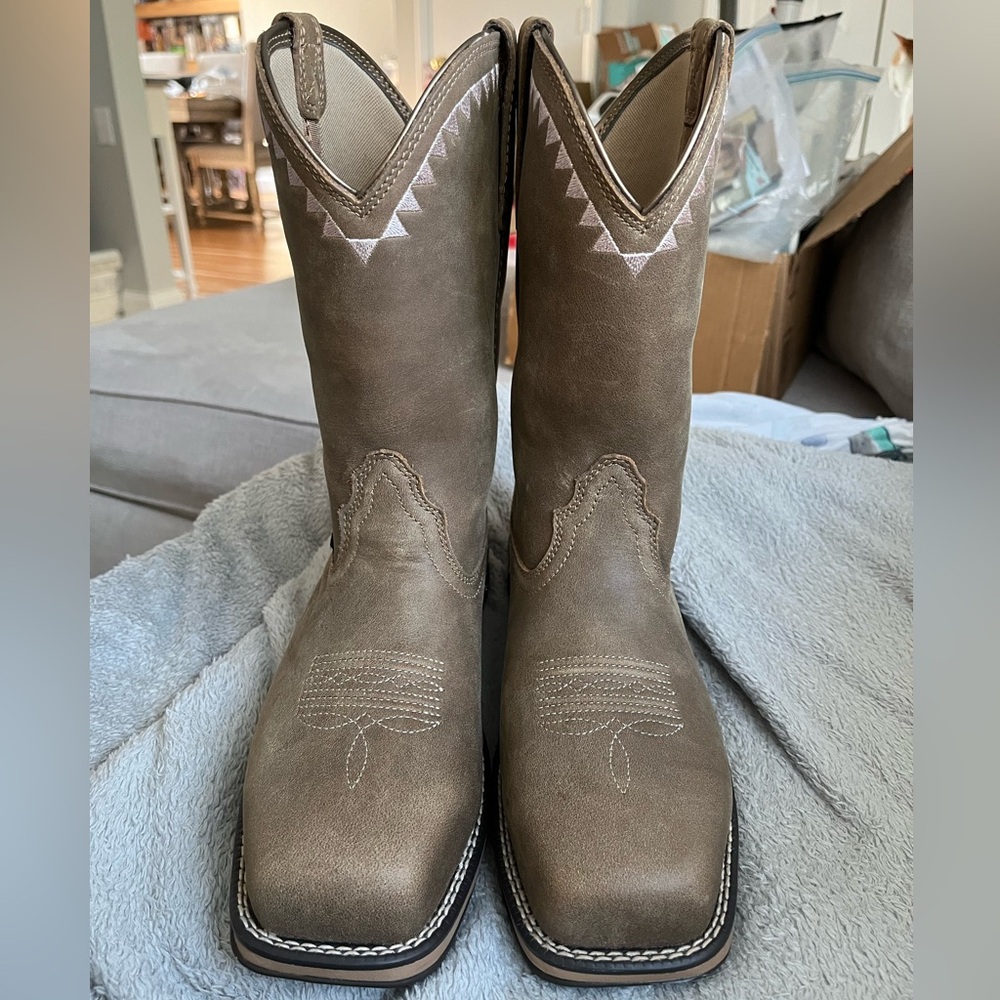 ONLY WORN ONCE! - Women’s Ariat Work Boot